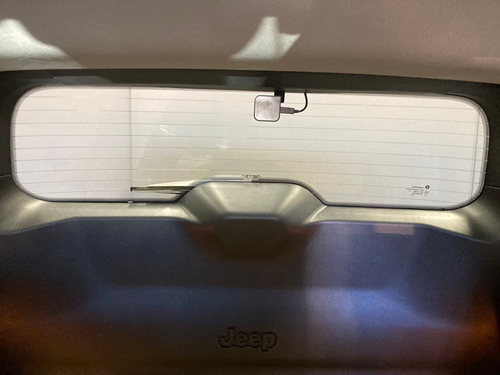 令和７年コマンダーのカーフィルム施工後内側の右後ろドアガラス
